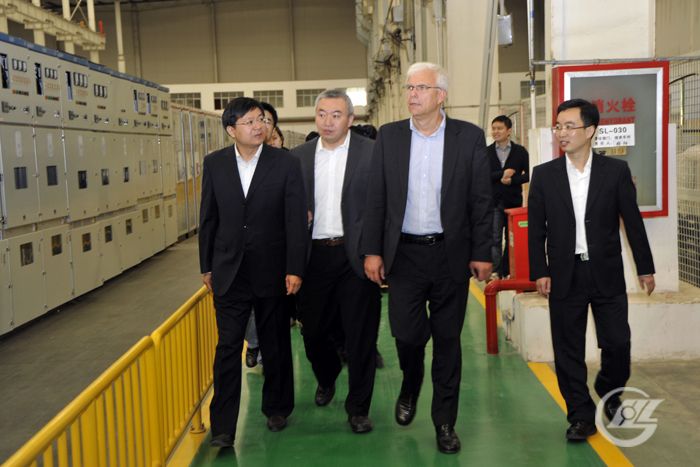 700施耐德電氣全球財(cái)務(wù)總裁一行參觀盛隆工廠.jpg