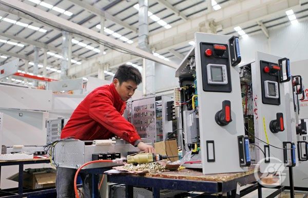 盛隆電氣技術(shù)人員正在操作現(xiàn)代化電氣設(shè)備。宋榮成 攝.JPG.jpg